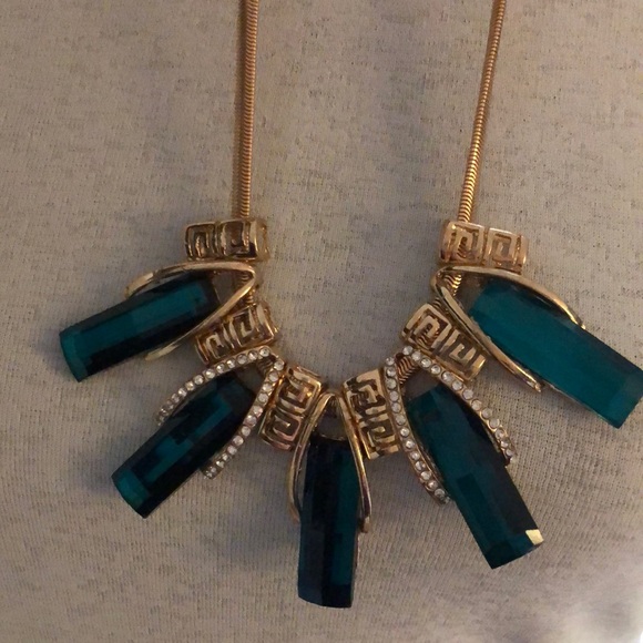 Beautiful green stone statement necklace. - Picture 2 of 5